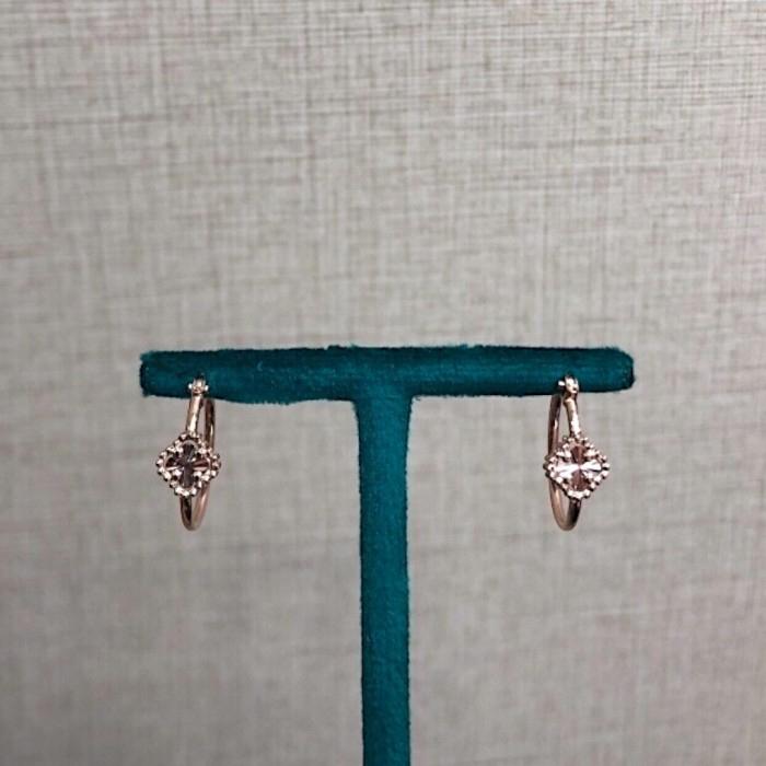 Anting Clover Gantung 750K Diamond Jewelry