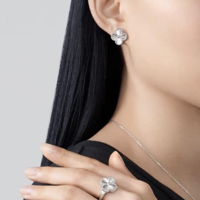 Clover Anting Gold Fashion 18K vintage
