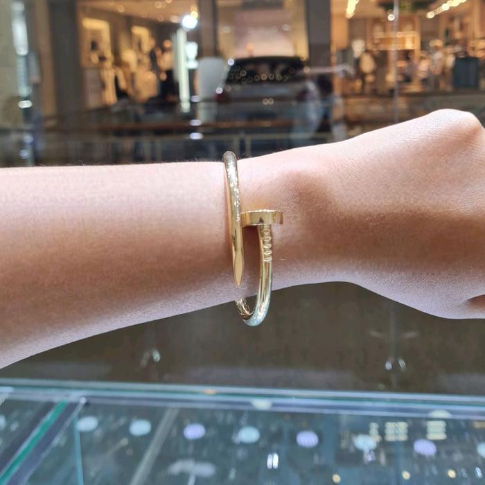 Juste Un Clou Bangle 18K / Diamond Jewelry