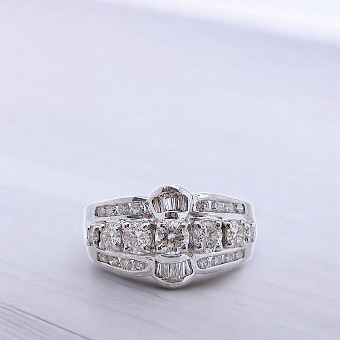 Ring Diamond 18K / Diamond Jewelry
