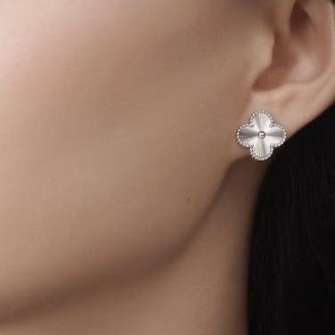 Clover Anting Gold Fashion 18K vintage