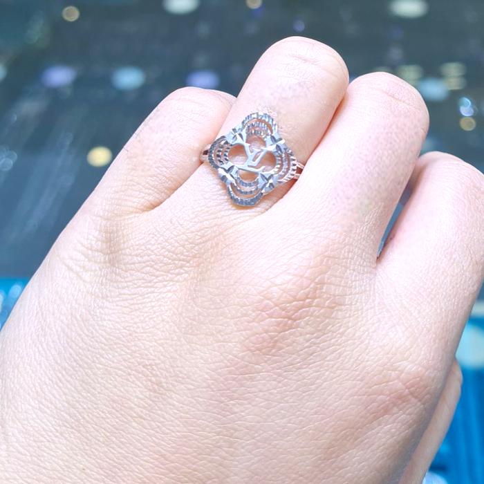 Cincin Mas Putih Clover lv 750-Diamond Jewelry