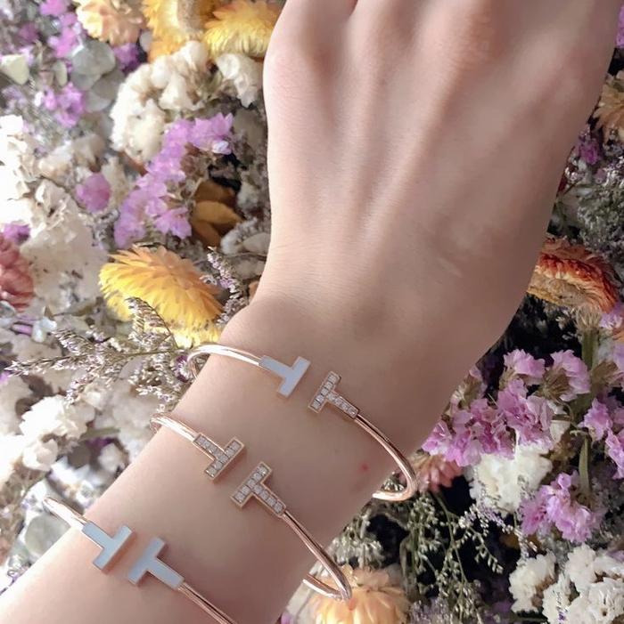 T bangle with mother of pearl and 18K rose gold Diamond Jewelry