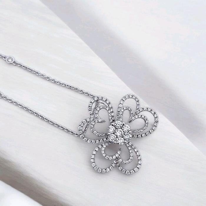 Liontin Flower Diamond 18K / Diamond Jewelry