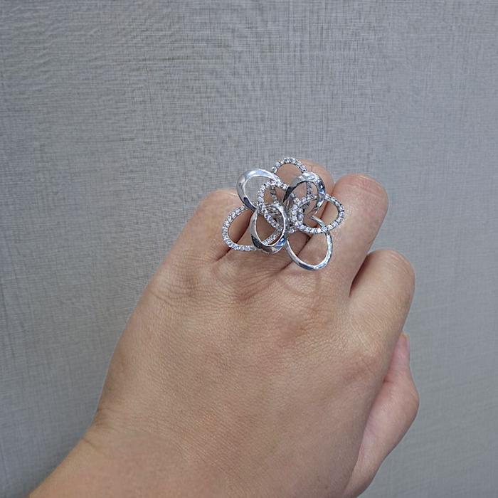 Cincin Mas Putih Model Bunga 18K-Diamond Jewelry