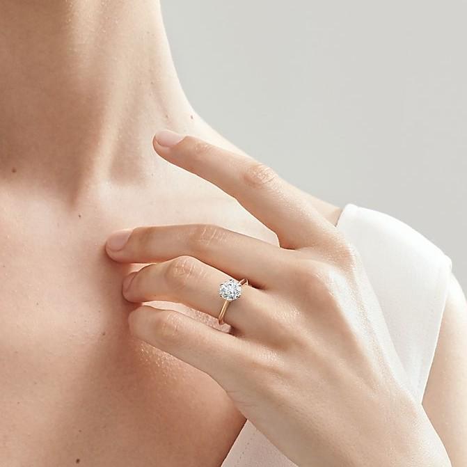 cincin emas putih asli Kristal