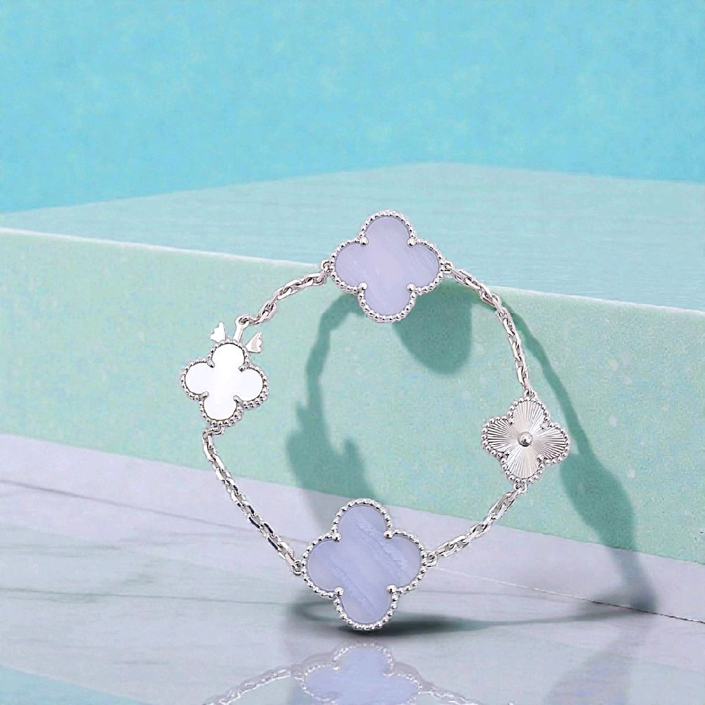 Clover magic Chalcedony Bracelet  mix white gold and mop 18K / Gelang Bunga clover magic chalcedony mutiara emas putih18K / Diamond Jewelry / 439GBD1393RY