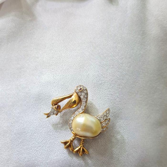 Pelikan Pearl Diamond Clip 18K / Diamond Jewelry