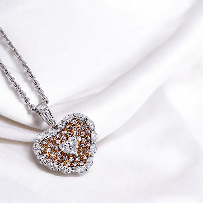 Liontin Love Diamond 18K / Diamond Jewelry