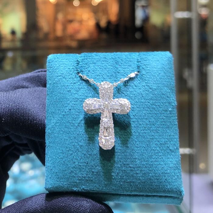 Kalung liontin salib maria/Illusion Diamond Cross Pendant18k-Diamond Jewelry