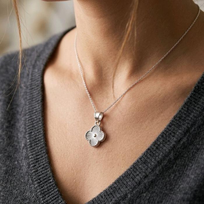 Mini Clover White Gold Pendant 17K / Diamond Jewelry / 280LMS05LS