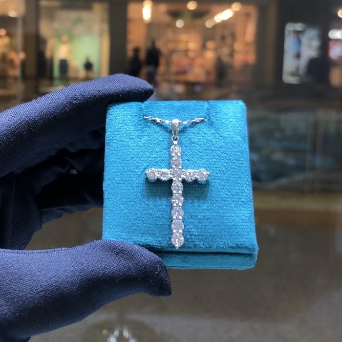 Solitaire Illusion Diamond Cross Pendant 18K