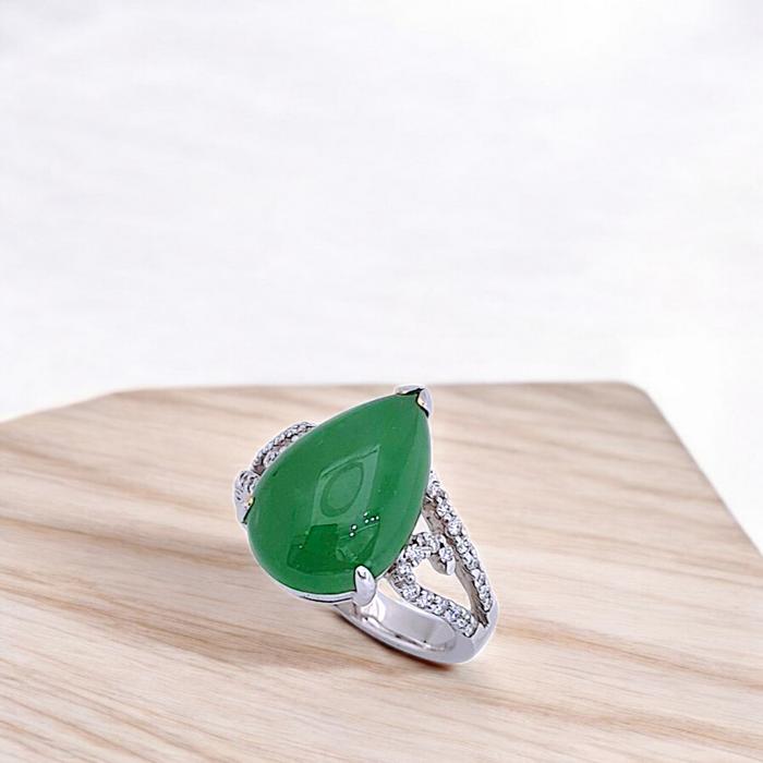 Giok Diamond Ring 18K / Diamond Jewelry