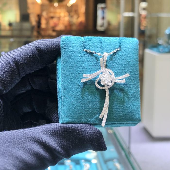Liontin Berlian Salib Modern lotus/Diamond cross pendant lotus style- Diamond jewelry