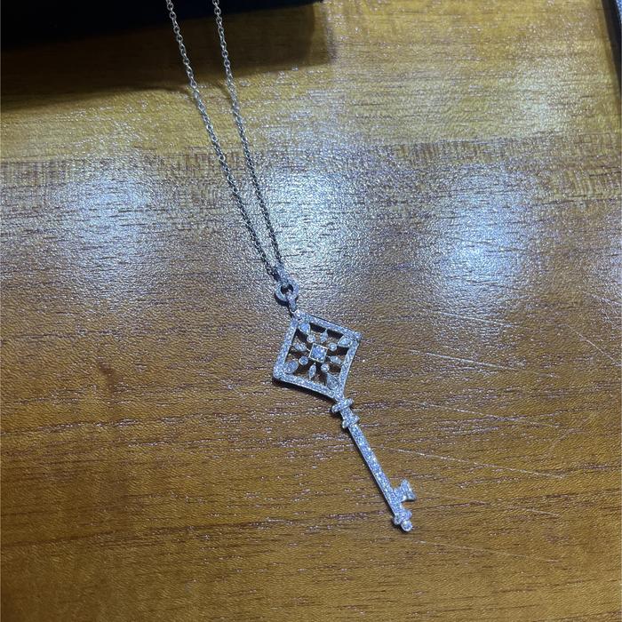 Kaledeiskop Tif Key pendant diamond 18K gold Diamond Jewelry