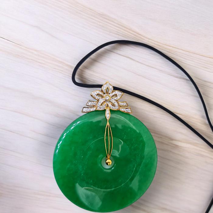 Giok Diamond Liontin / Diamond Jewelry
