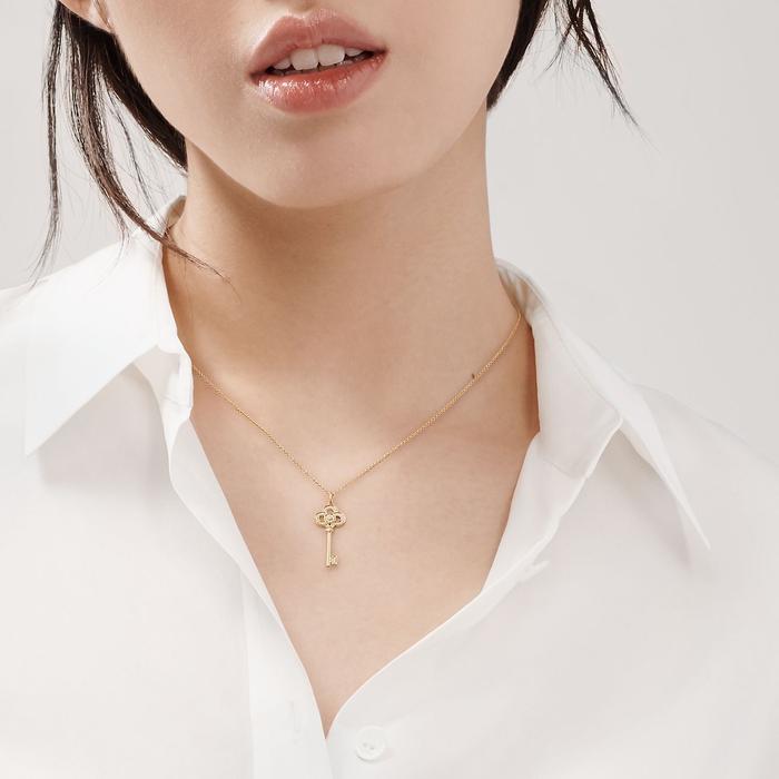 Key Pendant with Diamond and white hold 18 K Diamond Jewelry