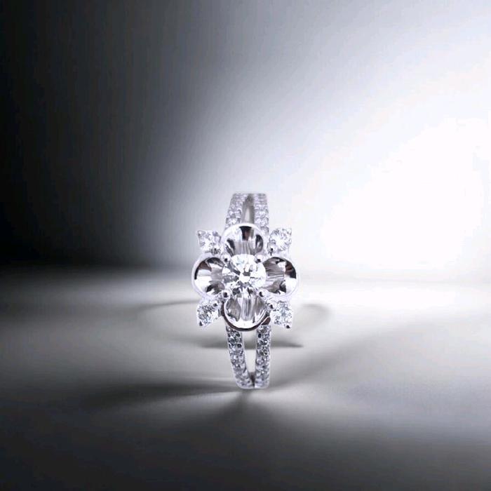 Flower Diamond Ring 18K / Cincin Bunga Berlian 18K / 387CB368LS