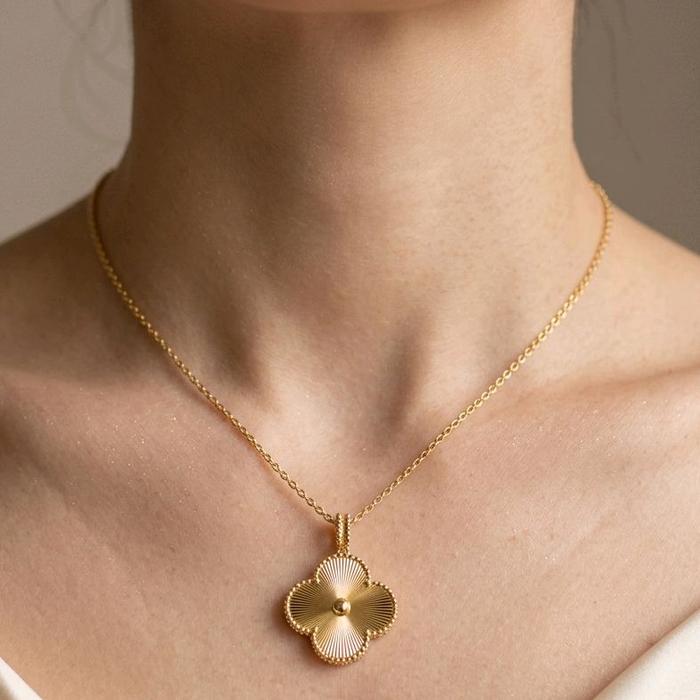Clover Magic Alhambra Yellow Gold Necklace 18K / Diamond Jewelry / 158KBD185000AB