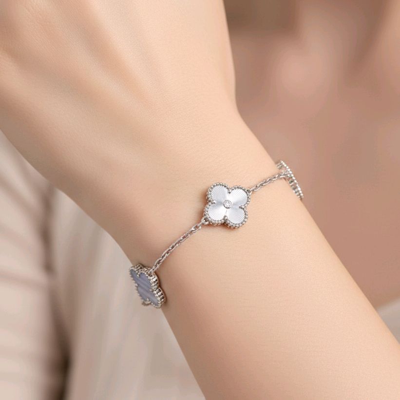 Clover magic Chalcedony Bracelet  mix white gold and mop 18K / Gelang Bunga clover magic chalcedony mutiara emas putih18K / Diamond Jewelry / 439GBD1393RY