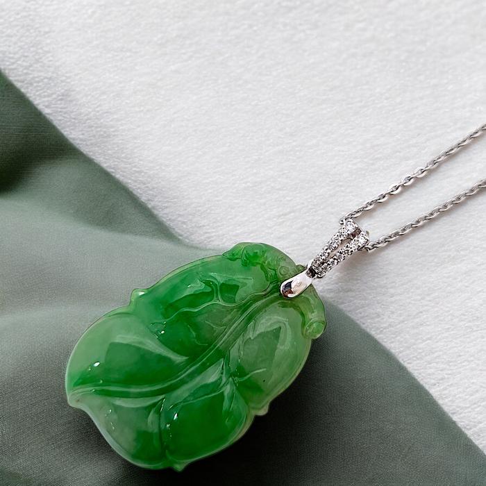 Liontin Giok Daun Berkian eropa18K / jade diamond pendant leaves Diamond Jewelry