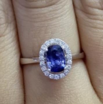 Sapphire set With diamond and 18 K white gold